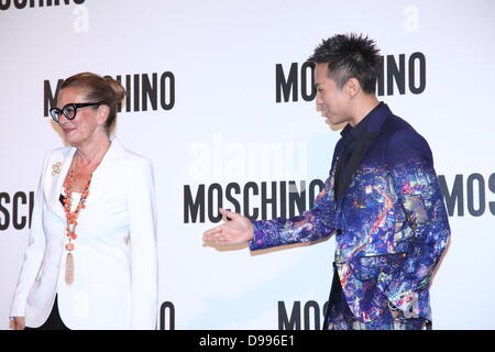 Chao Deng est allé(e) à Moschino Printemps Été Montrer à Shanghai, Chine, le jeudi 13 juin, 2013. Banque D'Images