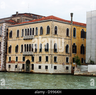 Façade d'une seizième siècle Pallazio sur le Grand Canal à Venise, Italie Banque D'Images