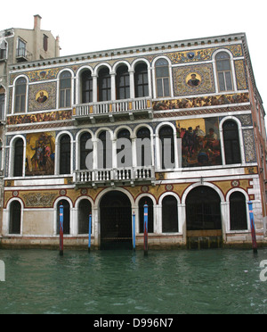 Façade d'une seizième siècle Pallazio sur le Grand Canal à Venise, Italie Banque D'Images