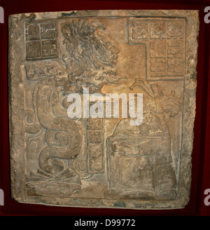 Yaxchilan linteau 15Maya, période Classique (600-900 AD) de Yaxchilan, au Mexique. Un serpent apparition d'un temple maya, linteau en calcaire, l'un d'une série de trois panneaux commandés par Bird Jaguar IV pour la structure 21 à Yaxchilan. Le linteau montre une des épouses de Jaguar d'oiseaux, Dame Wak Tuun, lors d'une saignée rituel. Le Serpent apparaît avant que sa vision Banque D'Images