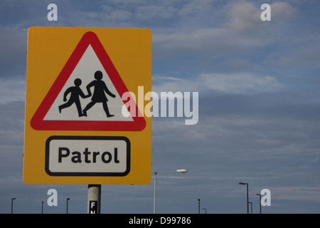 Patrouille de l'École de la circulation routière - signe, met en garde les automobilistes sur les enfants qui vont et viennent à l'école et en revenir. Signe du paysage à gauche. Banque D'Images