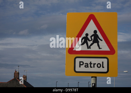 Patrouille de l'École de la circulation routière - signe, met en garde les automobilistes sur les enfants qui vont et viennent à l'école et en revenir. Paysage, à droite. Banque D'Images