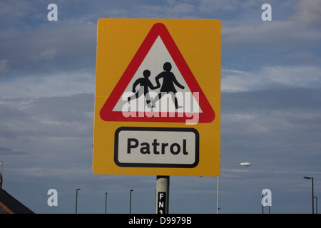 Patrouille de l'École de la circulation routière - signe, met en garde les automobilistes sur les enfants qui vont et viennent à l'école et en revenir. Inscrivez-paysage, central Banque D'Images