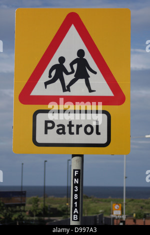 Patrouille de l'École de la circulation routière - signe, met en garde les automobilistes sur les enfants qui vont et viennent à l'école et en revenir. Portrait, central. Banque D'Images