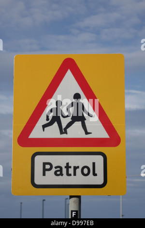 Patrouille de l'École de la circulation routière - signe, met en garde les automobilistes sur les enfants qui vont et viennent à l'école et en revenir. Portrait, bas du centre. Banque D'Images