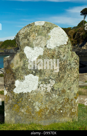 Pierres tombales anciennes couvertes de lichen à l'église St. Brynach, au Pays de Galles Banque D'Images