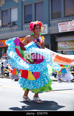 Au cours de danse animé Carnaval défilé dans Mission District, San Francisco, California, USA Banque D'Images