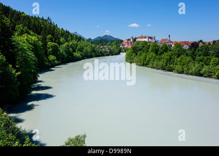 Füssen au Lech, vue sur la ville, Château, église baroque St Mang, Allgaeu, Bavaria, Germany Banque D'Images