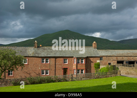 Ferme de grès, dans le village de Dufton, Eden Valley, Cumbria, Angleterre, Royaume-Uni avec Dufton Pike dans l'arrière-plan Banque D'Images