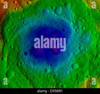 Cette image de l'aube de la NASA mission montre la topographie de l'hémisphère nord et sud de l'astéroïde géant Vesta, Banque D'Images