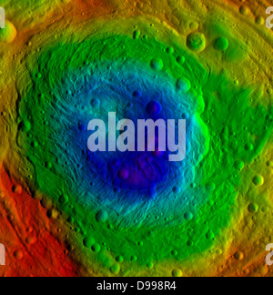 Cette image de l'aube de la NASA mission montre la topographie de l'hémisphère nord et sud de l'astéroïde géant Vesta, Banque D'Images