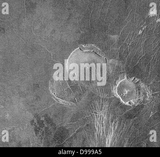 Cette image, avec illumination radar d'ouest en est, montre trois volcans inhabituelle Guinevere Planitia situé dans la plaine. Magellan. Banque D'Images