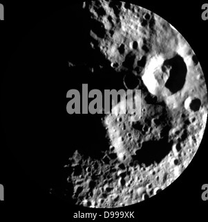 Cette image de l'aube de la NASA révèle la mission dawn rampant sur le pôle nord de l'astéroïde géant Vesta maintenant que le soleil brille sur cette zone. La mosaïque est composée de 5 images obtenues par la caméra de cadrage de Dawn sur Aug.26, 2012, alors que l'aube était à une altitude d'environ 4 000 milles (6 000 kilomètres). Pôle nord de l'aube est centré dans cette image et toujours dans le noir. La mosaïque montre deux grands cratères d'impact, l'un relativement frais avec pas de petits impacts sur son étage et un deuxième plus grand et plus un avec beaucoup de petits impacts sur son sol. Banque D'Images