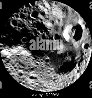 Cette image de l'aube de la NASA mission montre une vue de l'ombre de l'hémisphère nord de l'astéroïde géant Vesta, en utilisant des images obtenues au cours de l'aube dernier regard en arrière. Autour de la période de l'aube son départ de Vesta au fin de l'été 2012, l'aube commençait à ramper sur les hautes latitudes nord, qui étaient sombres quand Dawn est arrivé à l'été de 2011. Banque D'Images