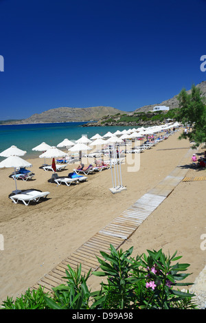 Plage principale, Pefkos, Rhodes (Rodos), du Dodécanèse, Grèce, région sud de la Mer Egée Banque D'Images