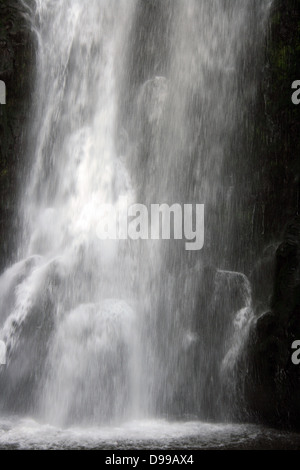 En cascade de l'eau sur une falaise à la cascade de Peguche près d'Otavalo, Équateur Banque D'Images