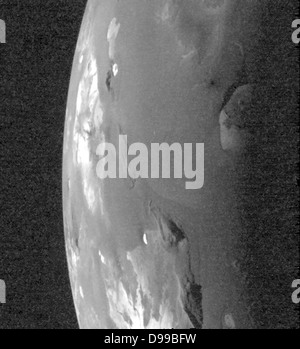 À partir de la lumière du soleil tombe sur la région volcanique de Loki sur la lune de Jupiter Io dans cette image prise par la sonde Galileo de la NASA le 16 octobre 2001. Banque D'Images