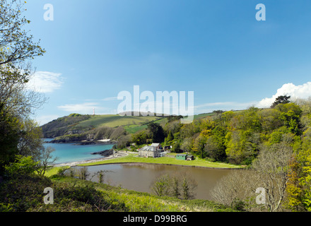 Chalet et lac à Polridmouth Bay près de Fowey, Cornwall, UK Banque D'Images