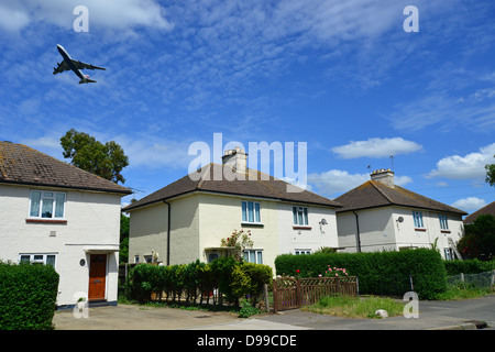 Avions qui décollent de l'aéroport d'Heathrow plus de maisons, Horton Road, Stanwell Moor, Surrey, Angleterre, Royaume-Uni Banque D'Images