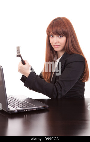 Homme Fustrated dans son bureau menace de détruire son PC avec un marteau par pure frustration Banque D'Images