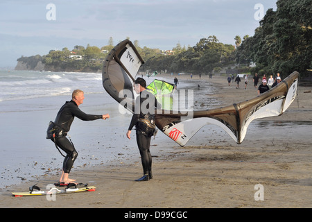 Deux kitesurfers discussion technique sur beach Banque D'Images