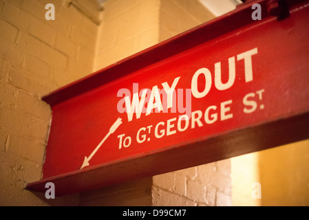 LONDRES, Royaume-Uni — un panneau de sortie de secours aux Churchill War Rooms à Londres. Le musée, l'une des cinq branches des musées de la guerre d'Imerial, conserve le bunker de commandement souterrain de la seconde Guerre mondiale utilisé par le premier ministre britannique Winston Churchill. Ses quartiers exigus ont été construits à partir d'un sous-sol de stockage converti dans le treasury Building à Whitehall, Londres. Étant souterrains, et sous un bâtiment exceptionnellement robuste, les chambres de guerre du Cabinet ont bénéficié d'une certaine protection contre les bombes tombant au-dessus pendant le Blitz. Banque D'Images