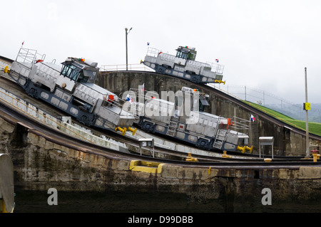 Trois locomotives électriques prêts à aider les navires transitent dans le canal de Panama Banque D'Images