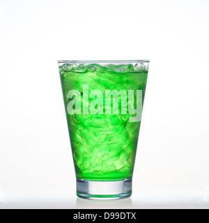 Des arômes de fruits verts les boissons gazeuses avec l'eau de soude isolated on white Banque D'Images