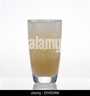 Froid frais et jus de fruits de la passion en verre isolé sur fond blanc Banque D'Images