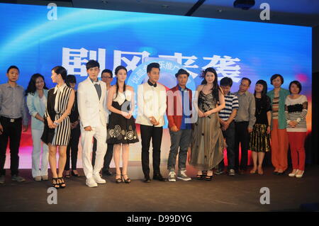 Hawick Lau et Roger Kwok est allé(e) à l'activité de télévision détenus par youku et Tudou à Shanghai, Chine, le jeudi 13 juin, 2013. Banque D'Images