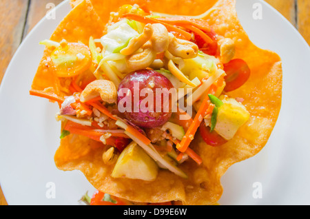 Salade de papaye et de légumes croquants au bol de fleurs Banque D'Images