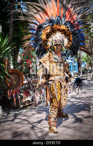 Guerrier maya dans un costume traditionnel Banque D'Images