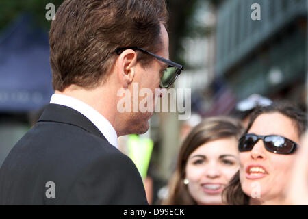 Shelburne Falls, Massachusetts, USA. 14 juin 2013. Robert Downey Jr parle avec les fans lors d'une pause de tournage de 'la', juge à Shelburne Falls, Massachusetts, le 14 juin 2013. Crédit : Susan Pease/Alamy Live News Banque D'Images