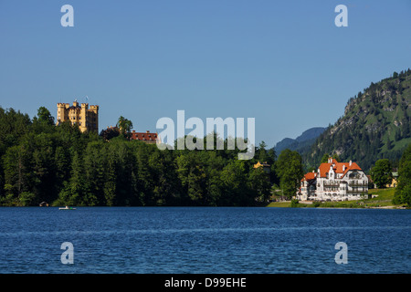 Alpsee avec vue sur Château de Hohenschwangau et l'hôtel Alpenrose, Füssen, Ostallgaeu, Bavière, Allemagne Banque D'Images