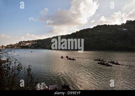 Les gens barques dans un lac de Nainital, Uttarakhand, Inde, Asie, Banque D'Images