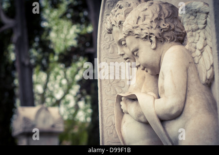 Angelots sur une pierre tombale dans le cimetière anglais, Florence, Italie Banque D'Images