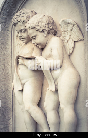 Angelots sur une pierre tombale dans le cimetière anglais, Florence, Italie Banque D'Images