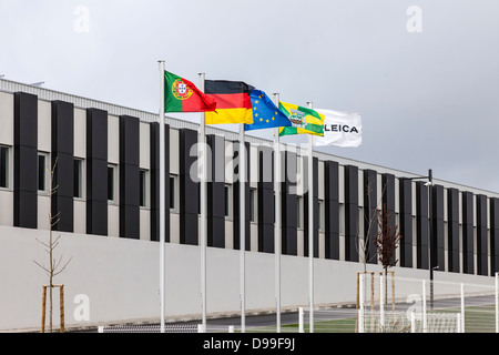 Les drapeaux du Portugal, l'Allemagne, l'UE, la ville de Vila Nova de Famalicão et Leica flottant sur le nouveau Leica factory au Portugal. Banque D'Images