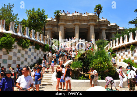 Barcelone, Espagne - 07 juillet, 2012 : les touristes visitant un magasin de souvenirs dans le parc Guell, date majeure conçu par Antonio Gaudi Banque D'Images