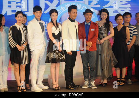 Hawick Lau et Roger Kwok est allé(e) à l'activité de télévision détenus par youku et Tudou à Shanghai, Chine, le jeudi 13 juin, 2013. Banque D'Images