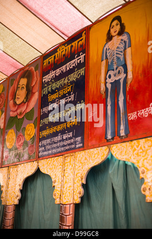 Les panneaux d'un spectacle de magie à Pushkar Camel Fair, Pushkar, Ajmer, Rajasthan, Inde Banque D'Images