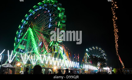 Low angle view of des grandes roues à Pushkar Camel Fair, Pushkar, Ajmer, Rajasthan, Inde Banque D'Images