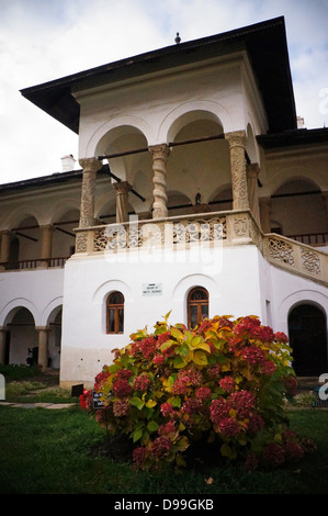 Bâtiment de l'intérieur du monastère Polovragi en Roumanie Banque D'Images