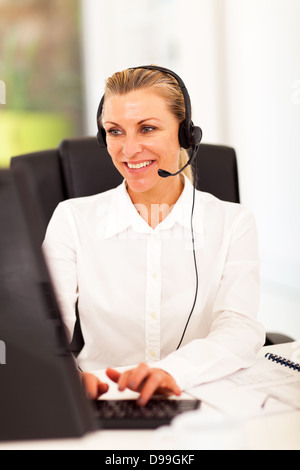 Happy senior man avec des écouteurs à l'avant de l'ordinateur Banque D'Images