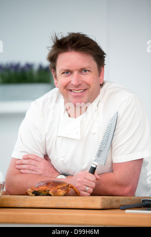 Portrait dans les blancs James Martin de Malton, North Riding dans le Yorkshire, est un célèbre chef anglais blancs Banque D'Images