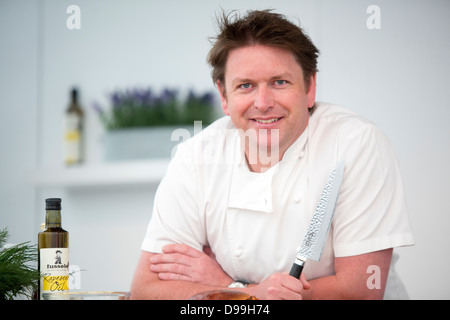 Portrait dans les blancs James Martin de Malton, North Riding dans le Yorkshire, est un célèbre chef anglais blancs Banque D'Images