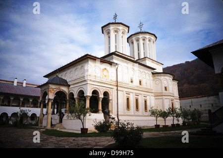 L'église du monastère Polovragi en Roumanie Banque D'Images