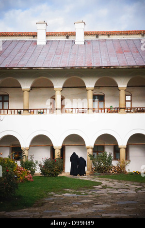 La cour de la monastère Polovragi en Roumanie Banque D'Images