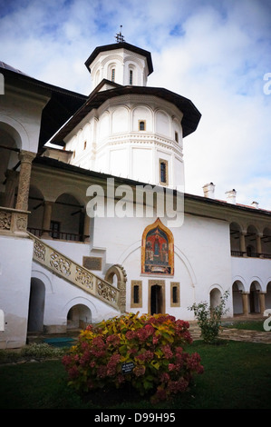 Cour de la monastère Polovragi en Roumanie Banque D'Images