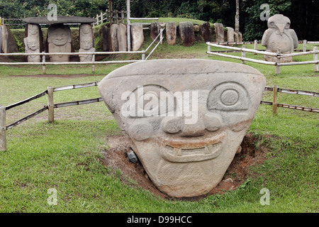 Giant statues pré-colombiennes dans le parc archéologique de San Agustín, Colombie Banque D'Images